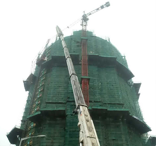 赤坎吊车在工地上作业